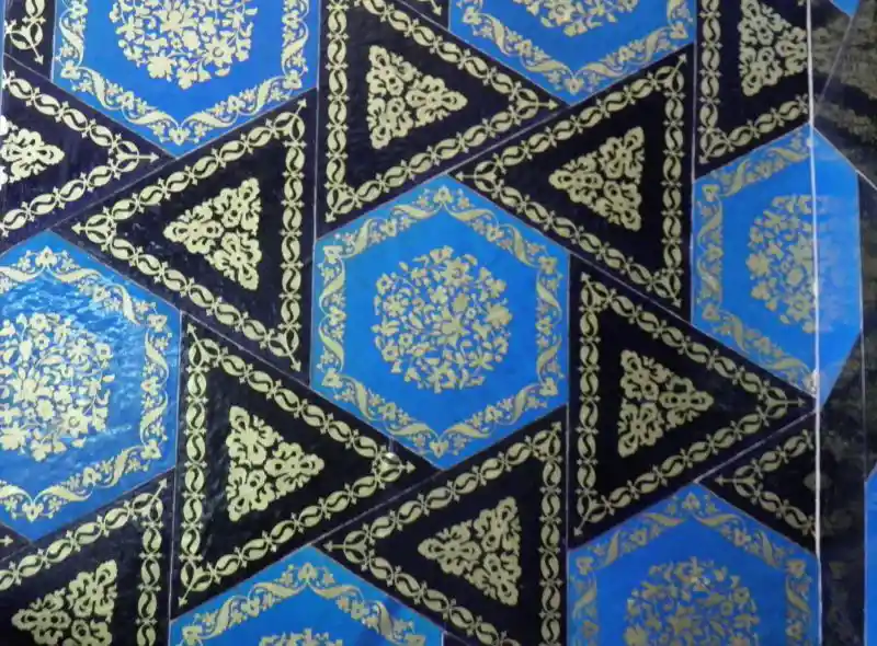 Six-pointed geometrically derived cross design on tiles